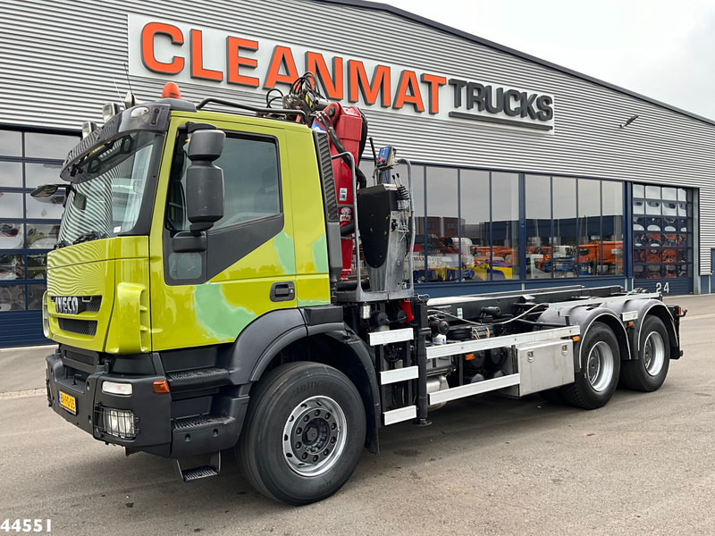 Iveco AD260T41 6x4 HMF 16 Tonmeter Z-kraan - Caminhão com sistema de cabo, Caminhão grua: foto 2 Iveco AD260T41 6x4 HMF 16 Tonmeter Z-kraan - Caminhão com sistema de cabo, Caminhão grua: foto 2