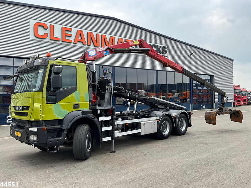 Iveco AD260T41 6x4 HMF 16 Tonmeter Z-kraan - Caminhão com sistema de cabo, Caminhão grua: foto 1 Iveco AD260T41 6x4 HMF 16 Tonmeter Z-kraan - Caminhão com sistema de cabo, Caminhão grua: foto 1