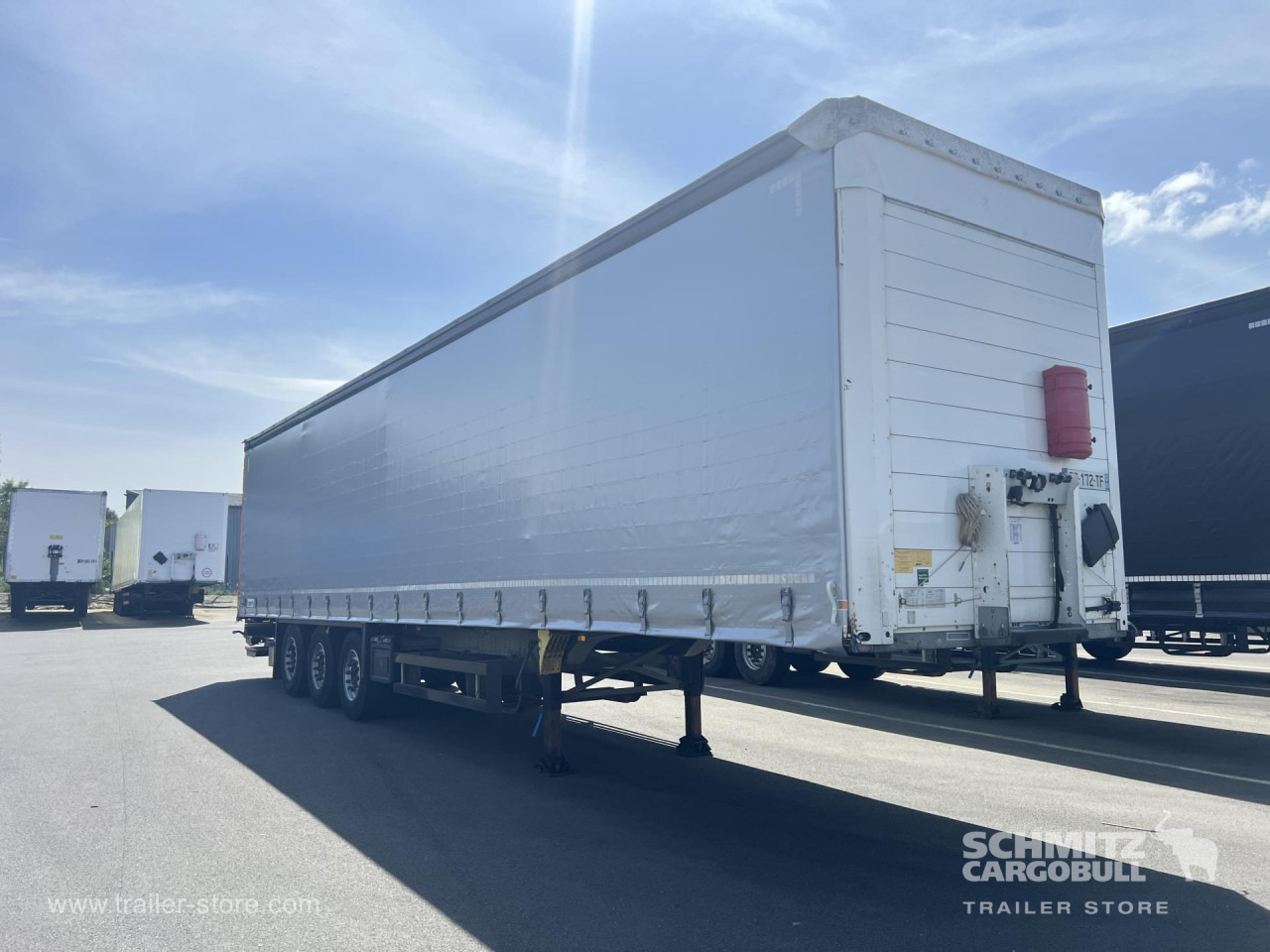 SCHMITZ Curtainsider Standard Taillift - Semi-reboque de lona: foto 1 SCHMITZ Curtainsider Standard Taillift - Semi-reboque de lona: foto 1