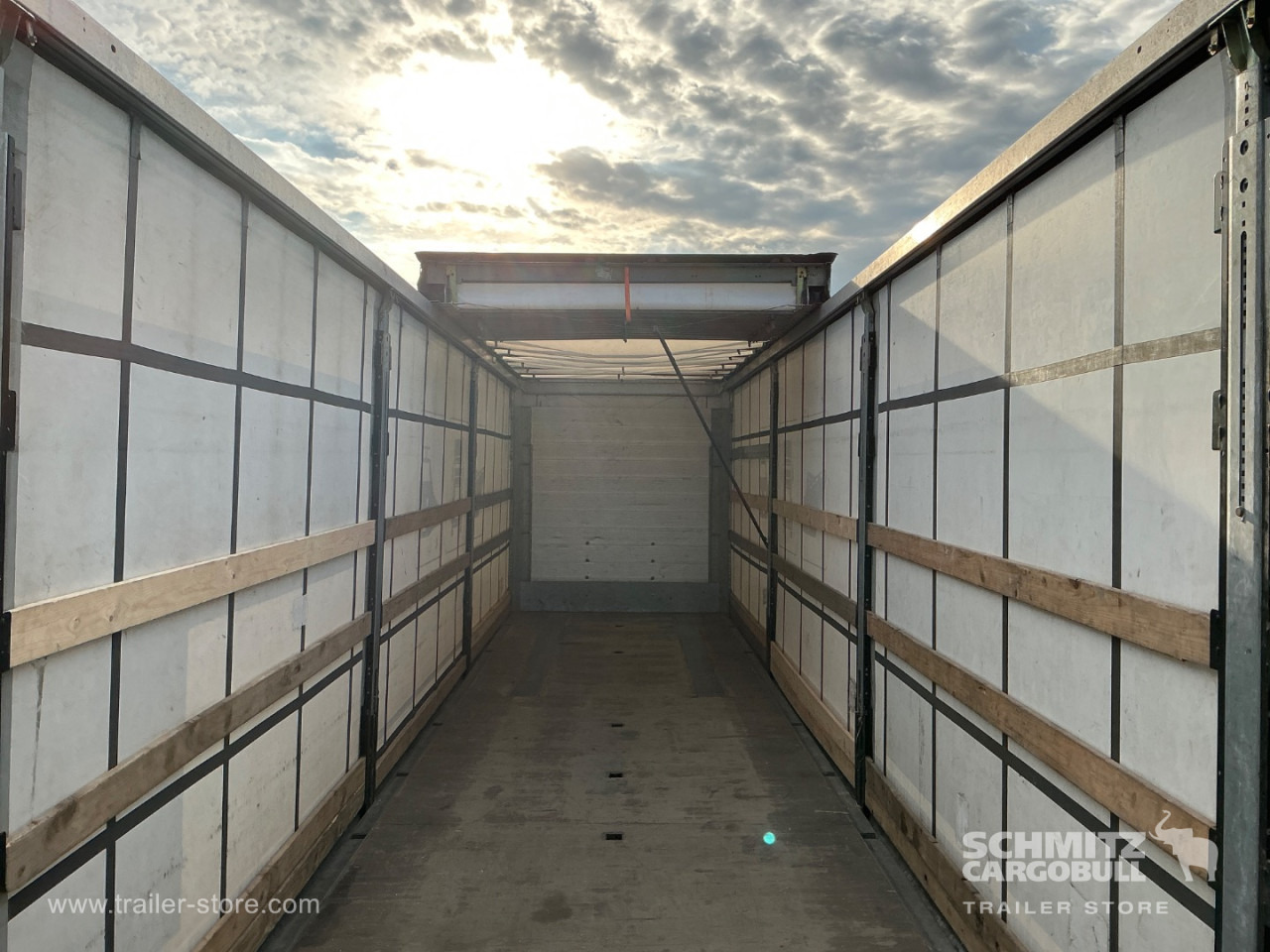 SCHMITZ Curtainsider Standard - Semi-reboque de lona: foto 5 SCHMITZ Curtainsider Standard - Semi-reboque de lona: foto 5
