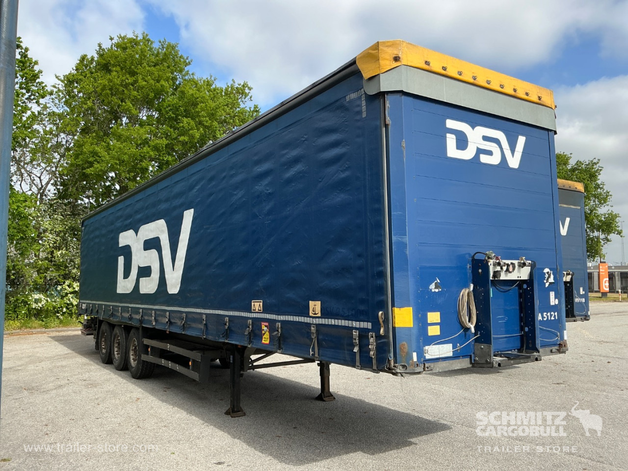 SCHMITZ Curtainsider Standard Taillift - Semi-reboque de lona: foto 1 SCHMITZ Curtainsider Standard Taillift - Semi-reboque de lona: foto 1