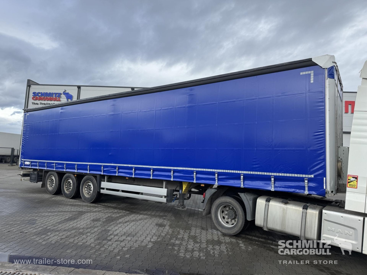 SCHMITZ Curtainsider Standard - Semi-reboque de lona: foto 1 SCHMITZ Curtainsider Standard - Semi-reboque de lona: foto 1