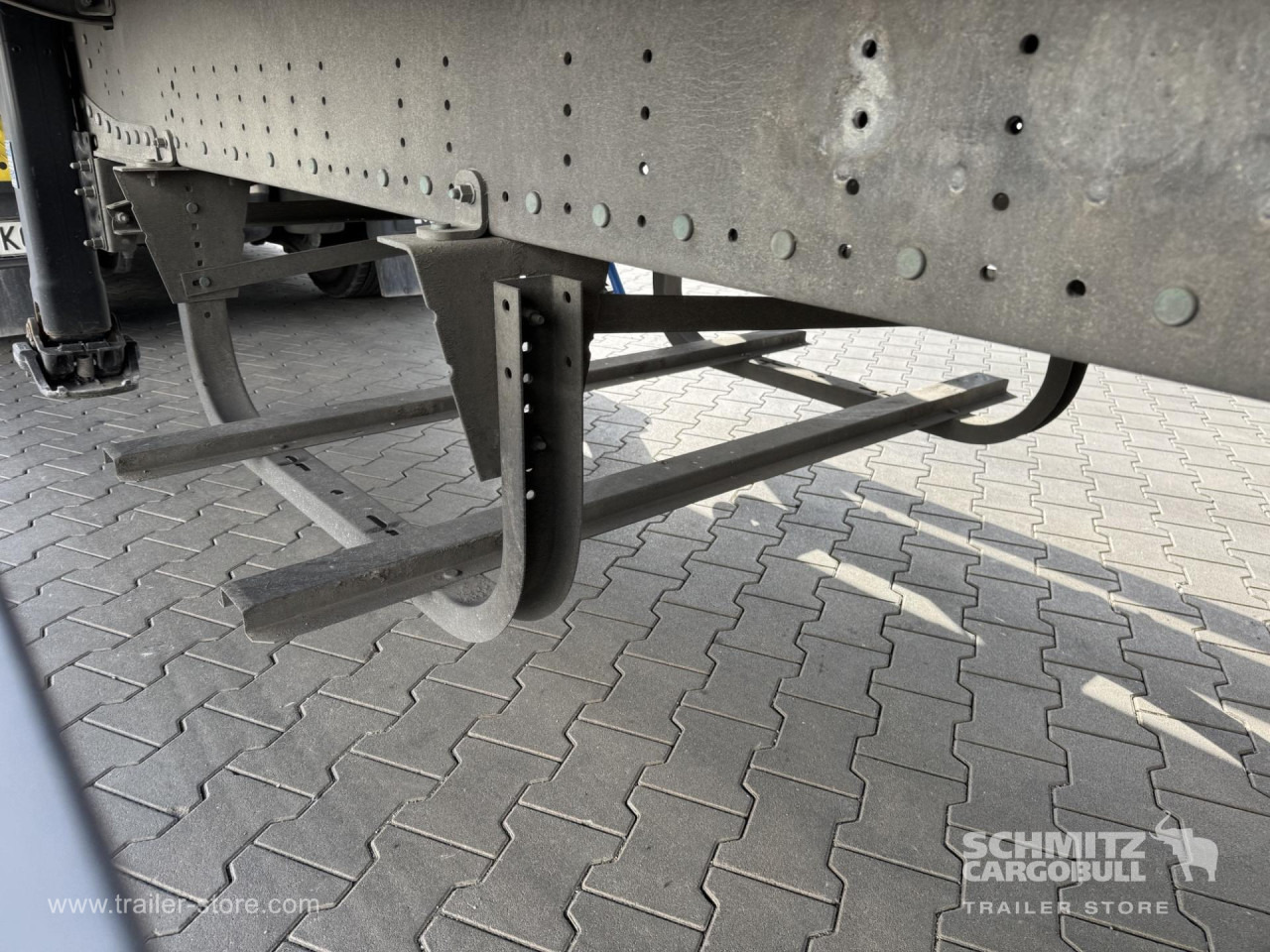 SCHMITZ Curtainsider Standard - Semi-reboque de lona: foto 2 SCHMITZ Curtainsider Standard - Semi-reboque de lona: foto 2