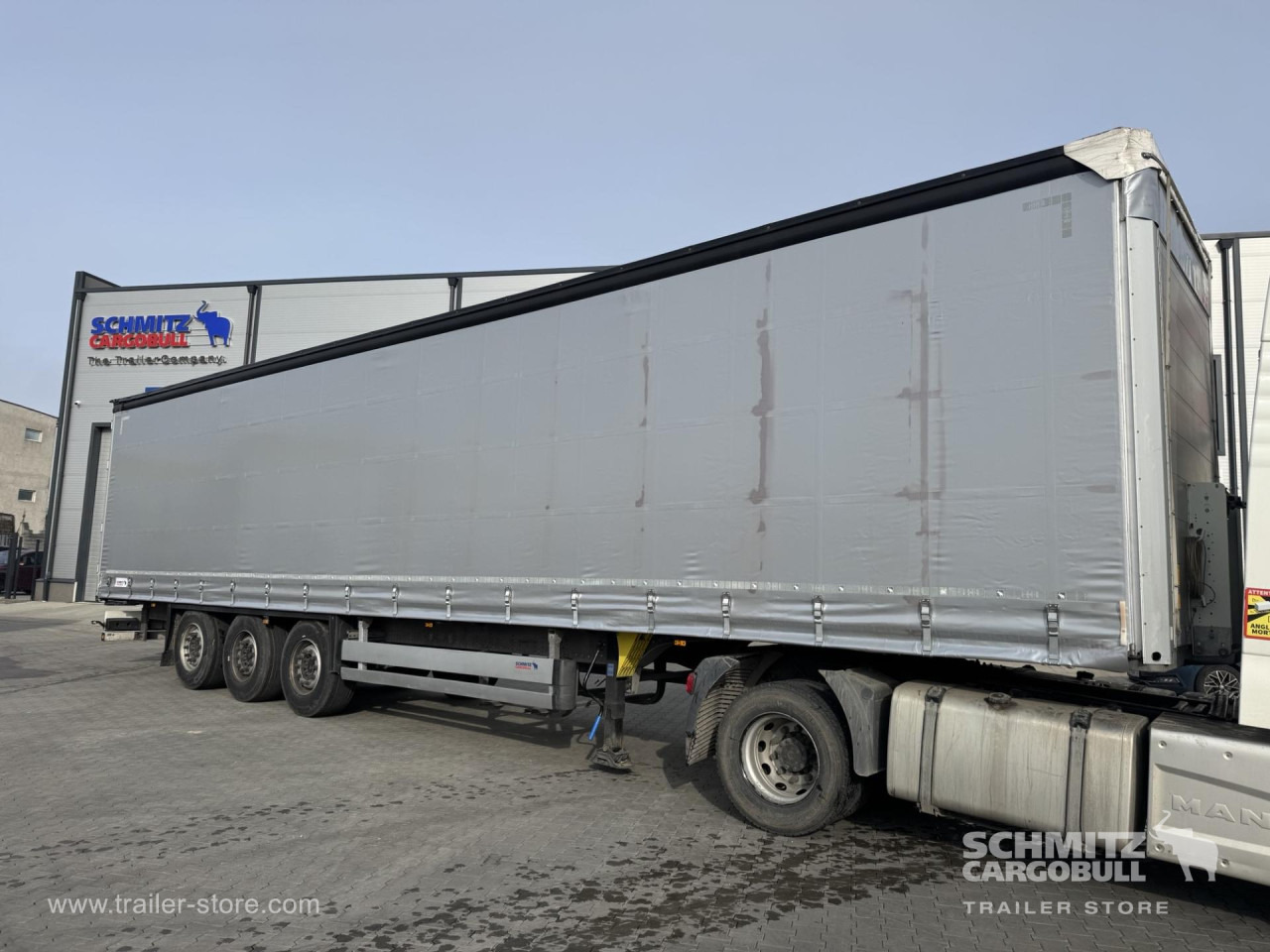 SCHMITZ Curtainsider Standard - Semi-reboque de lona: foto 1 SCHMITZ Curtainsider Standard - Semi-reboque de lona: foto 1