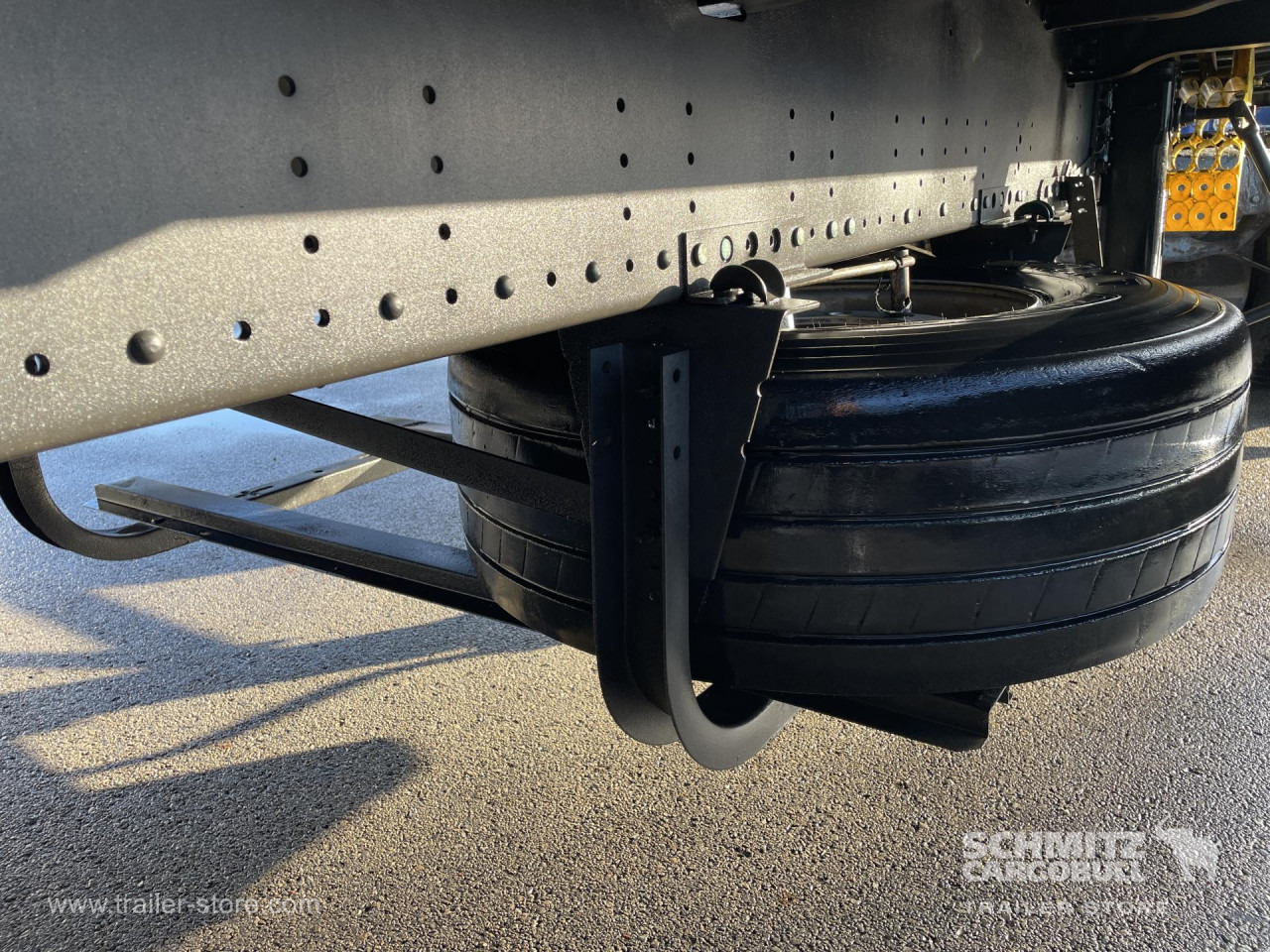 SCHMITZ Curtainsider Standard - Semi-reboque de lona: foto 2 SCHMITZ Curtainsider Standard - Semi-reboque de lona: foto 2