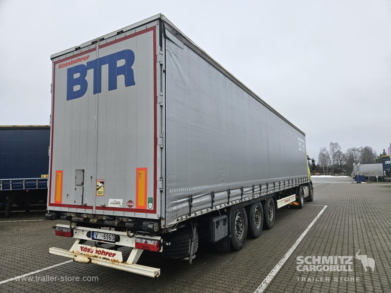 KAESSBOHRER Curtainsider Standard - Semi-reboque de lona: foto 1 KAESSBOHRER Curtainsider Standard - Semi-reboque de lona: foto 1