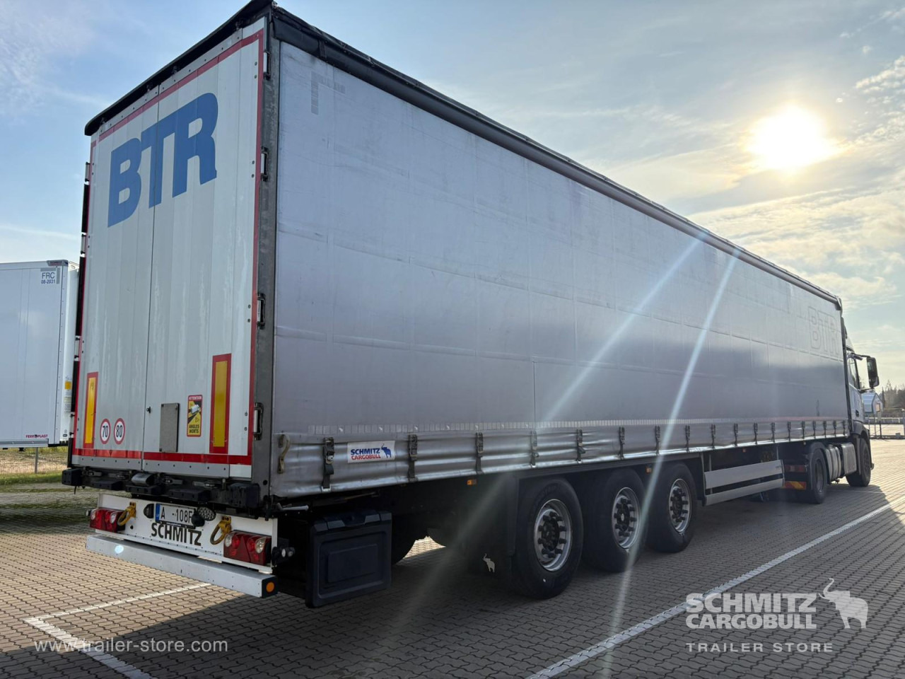 SCHMITZ Curtainsider Standard - Semi-reboque de lona: foto 1 SCHMITZ Curtainsider Standard - Semi-reboque de lona: foto 1