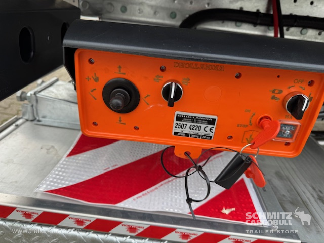 SCHMITZ Oplegger Kasten Standard Taillift - Semireboque furgão: foto 4 SCHMITZ Oplegger Kasten Standard Taillift - Semireboque furgão: foto 4