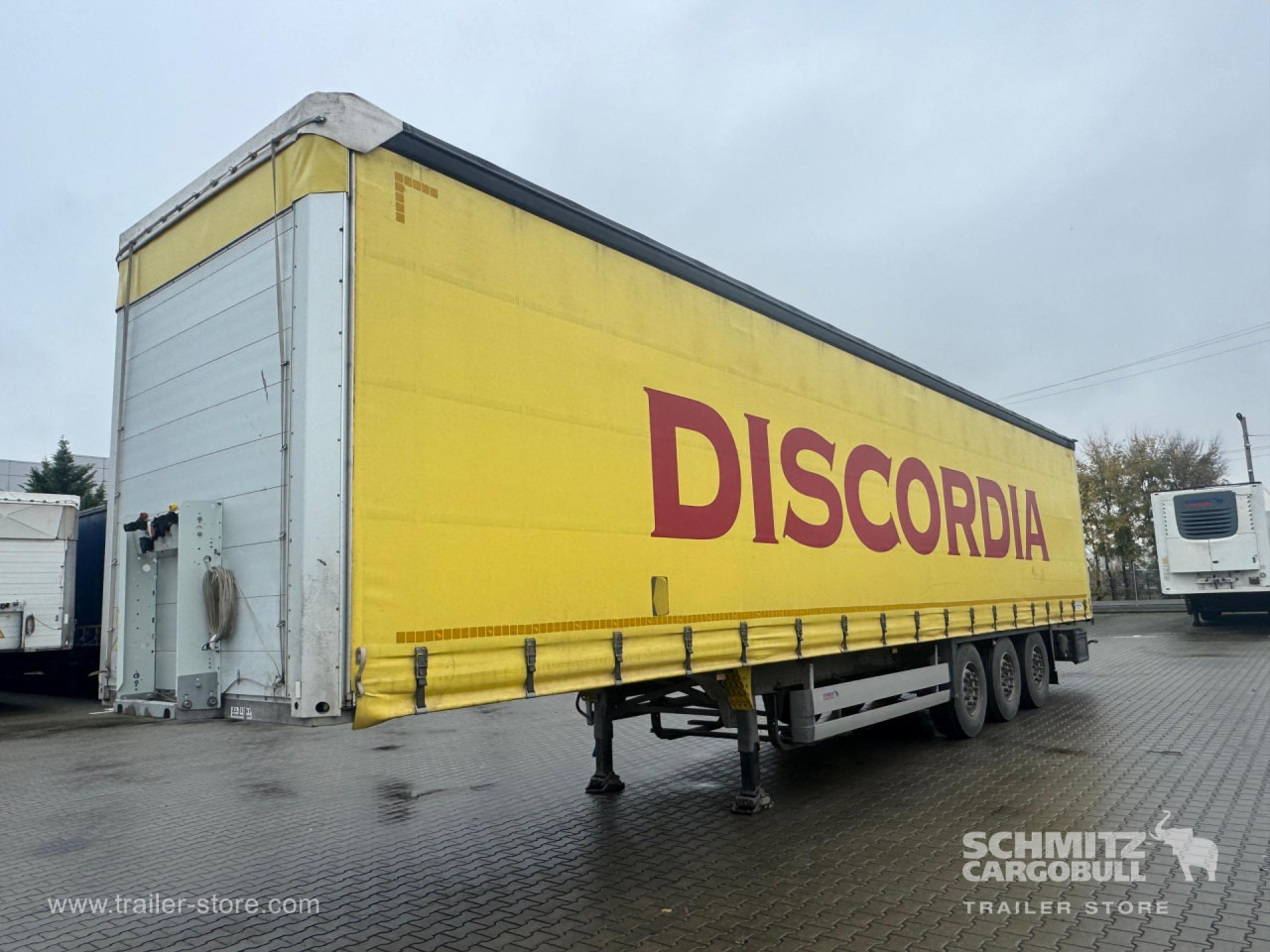 SCHMITZ Curtainsider Standard - Semi-reboque de lona: foto 1 SCHMITZ Curtainsider Standard - Semi-reboque de lona: foto 1