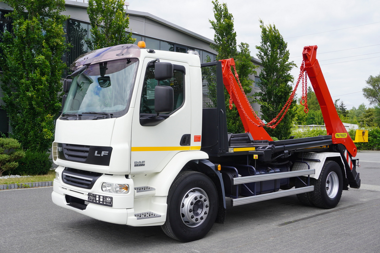 DAF LF 55.220 Skip loader GUIMA PALFINGER M14T - Caminhão multibenne: foto 1 DAF LF 55.220 Skip loader GUIMA PALFINGER M14T - Caminhão multibenne: foto 1