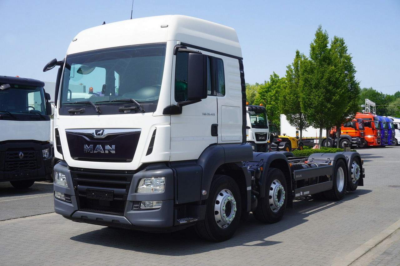 MAN TGS 35.420 8x2 / Chassis 6.4 m / 3 steered axles - Caminhão chassi: foto 2 MAN TGS 35.420 8x2 / Chassis 6.4 m / 3 steered axles - Caminhão chassi: foto 2