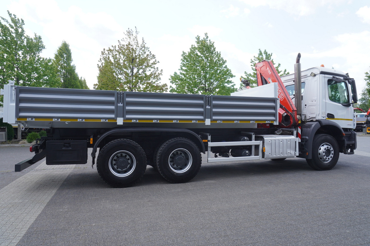 Camião de caixa aberta/ Plataforma, Caminhão grua MERCEDES-BENZ AROCS 2633 6x4 / 5.5 T crane FASSI F135 / Tipper 15 EPAL: foto 9