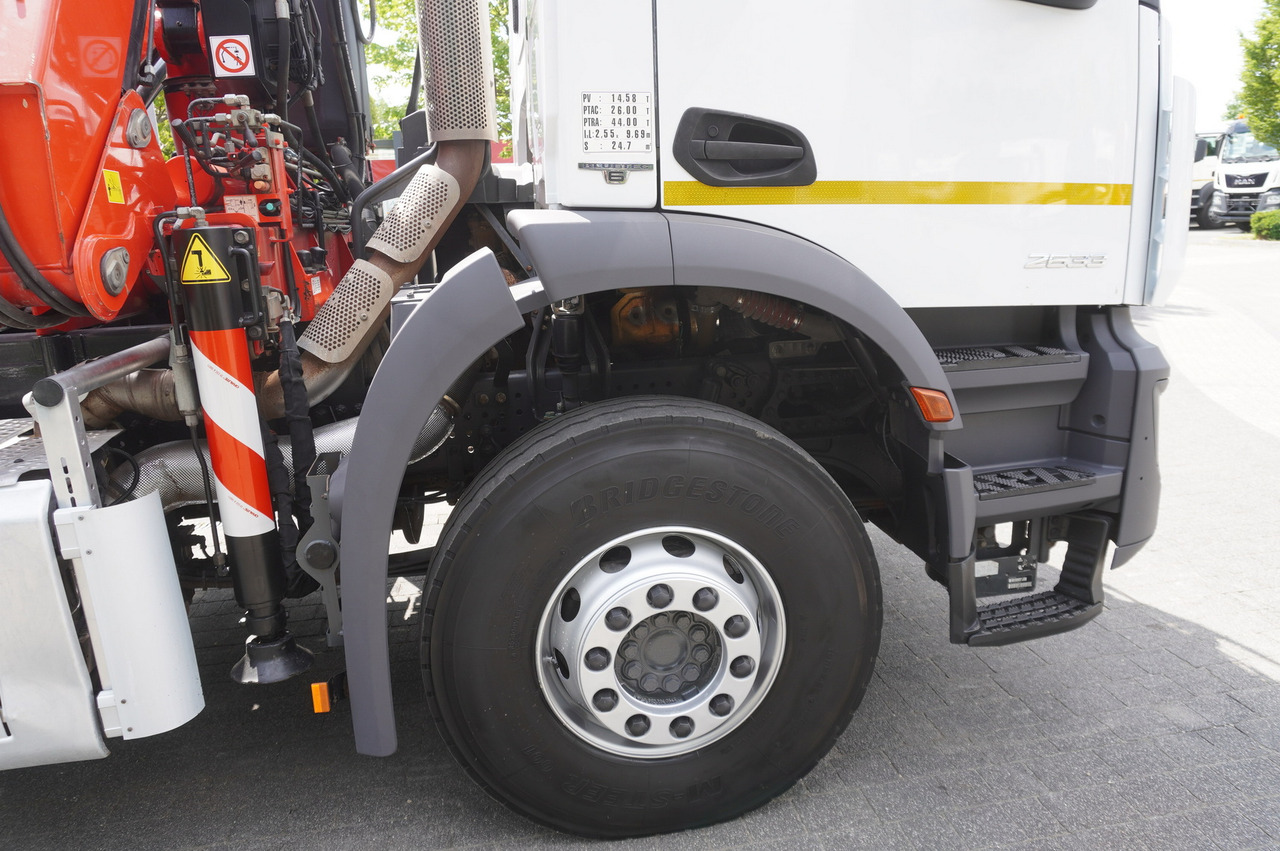 Camião de caixa aberta/ Plataforma, Caminhão grua MERCEDES-BENZ AROCS 2633 6x4 / 5.5 T crane FASSI F135 / Tipper 15 EPAL: foto 18