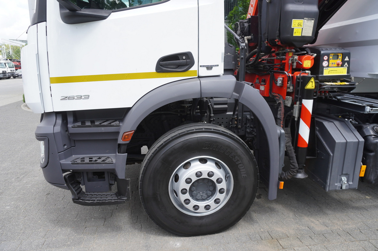 Camião de caixa aberta/ Plataforma, Caminhão grua MERCEDES-BENZ AROCS 2633 6x4 / 5.5 T crane FASSI F135 / Tipper 15 EPAL: foto 20