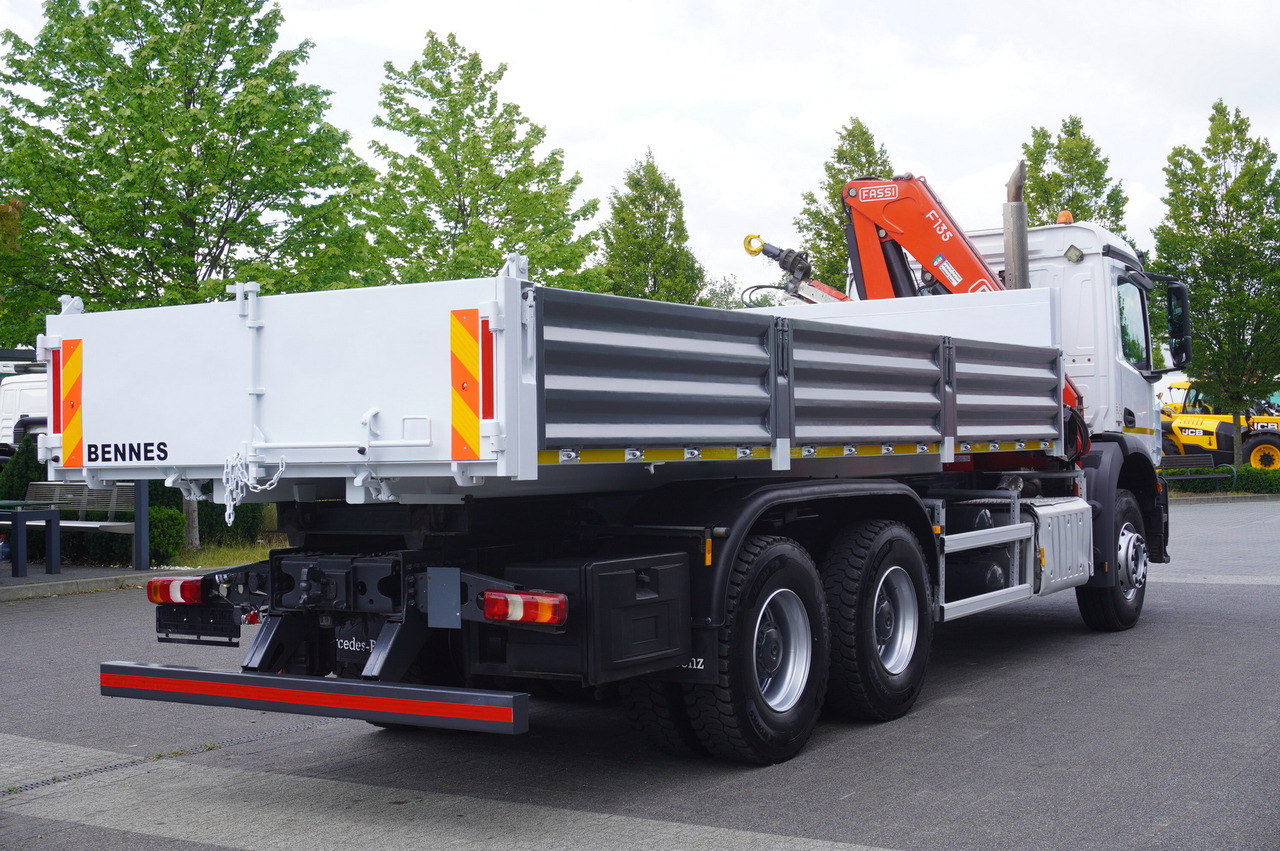 Camião de caixa aberta/ Plataforma, Caminhão grua MERCEDES-BENZ AROCS 2633 6x4 / 5.5 T crane FASSI F135 / Tipper 15 EPAL: foto 8