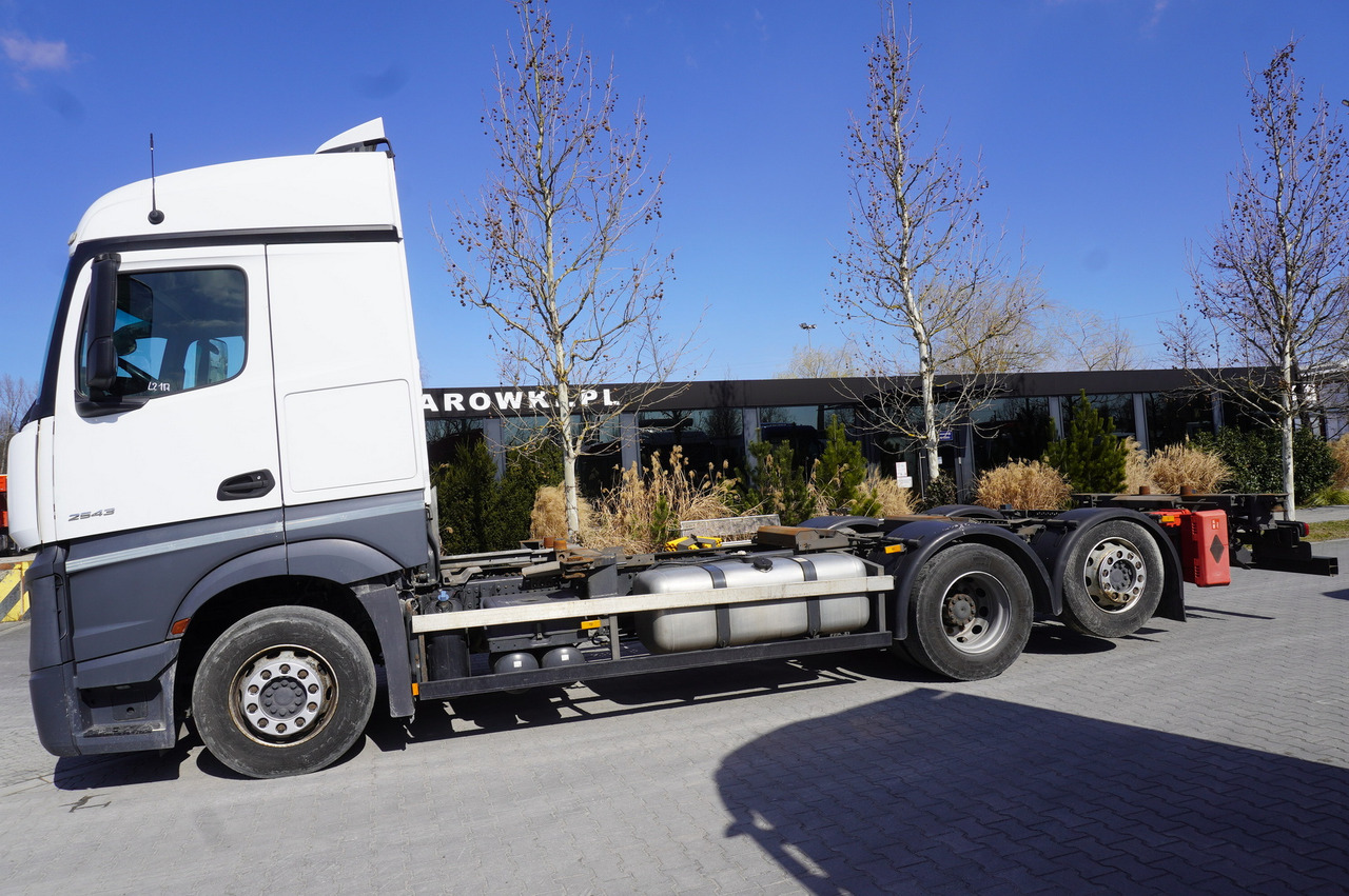 MERCEDES-BENZ Actros 2543 / BDF / Retarder / sleeping cabin - Caminhão transportador de contêineres/ Caixa móvel: foto 3 MERCEDES-BENZ Actros 2543 / BDF / Retarder / sleeping cabin - Caminhão transportador de contêineres/ Caixa móvel: foto 3