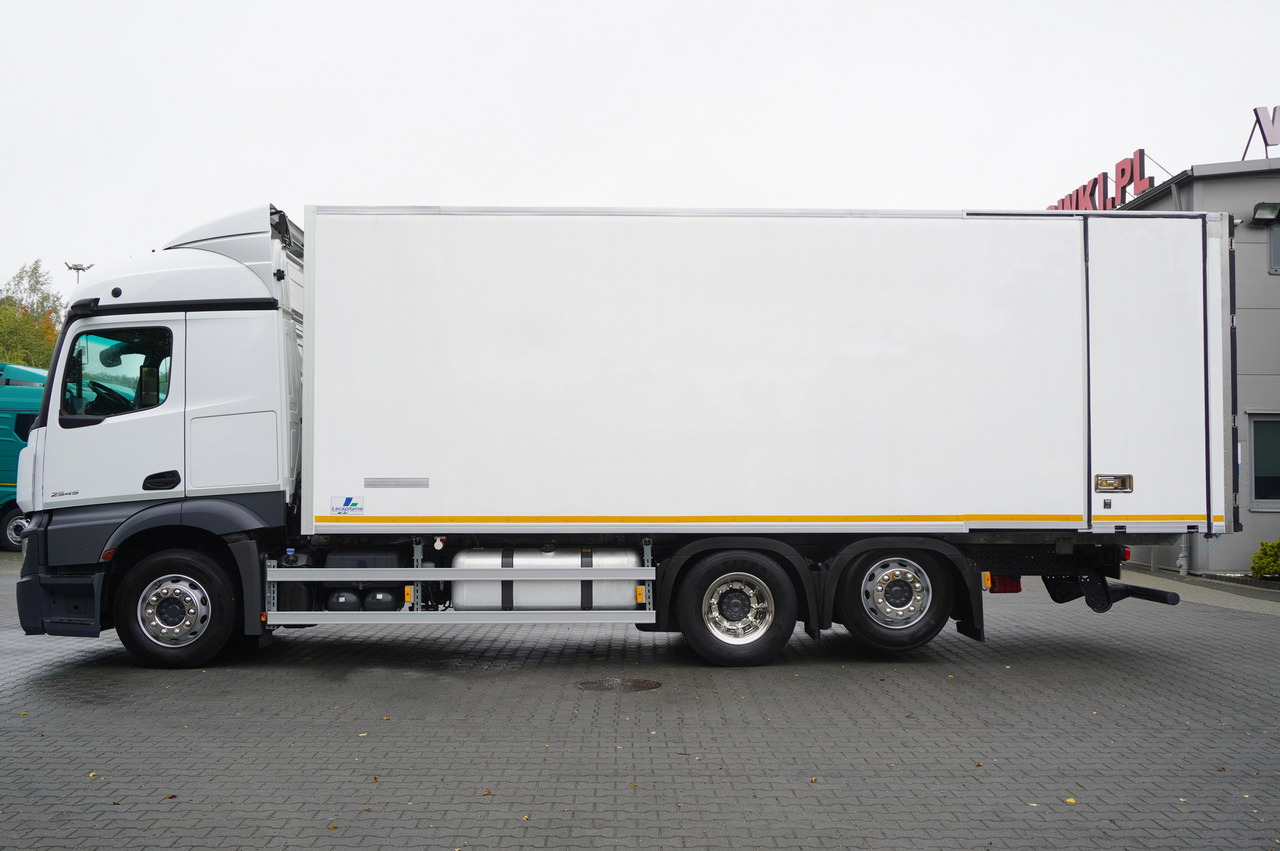 MERCEDES-BENZ Actros 2545 MP5 / Lecapitaine 18 EPAL refrigerator / Bitemperature / Carrier Supra 850 MT / ADR AT - Caminhão frigorífico: foto 2 MERCEDES-BENZ Actros 2545 MP5 / Lecapitaine 18 EPAL refrigerator / Bitemperature / Carrier Supra 850 MT / ADR AT - Caminhão frigorífico: foto 2