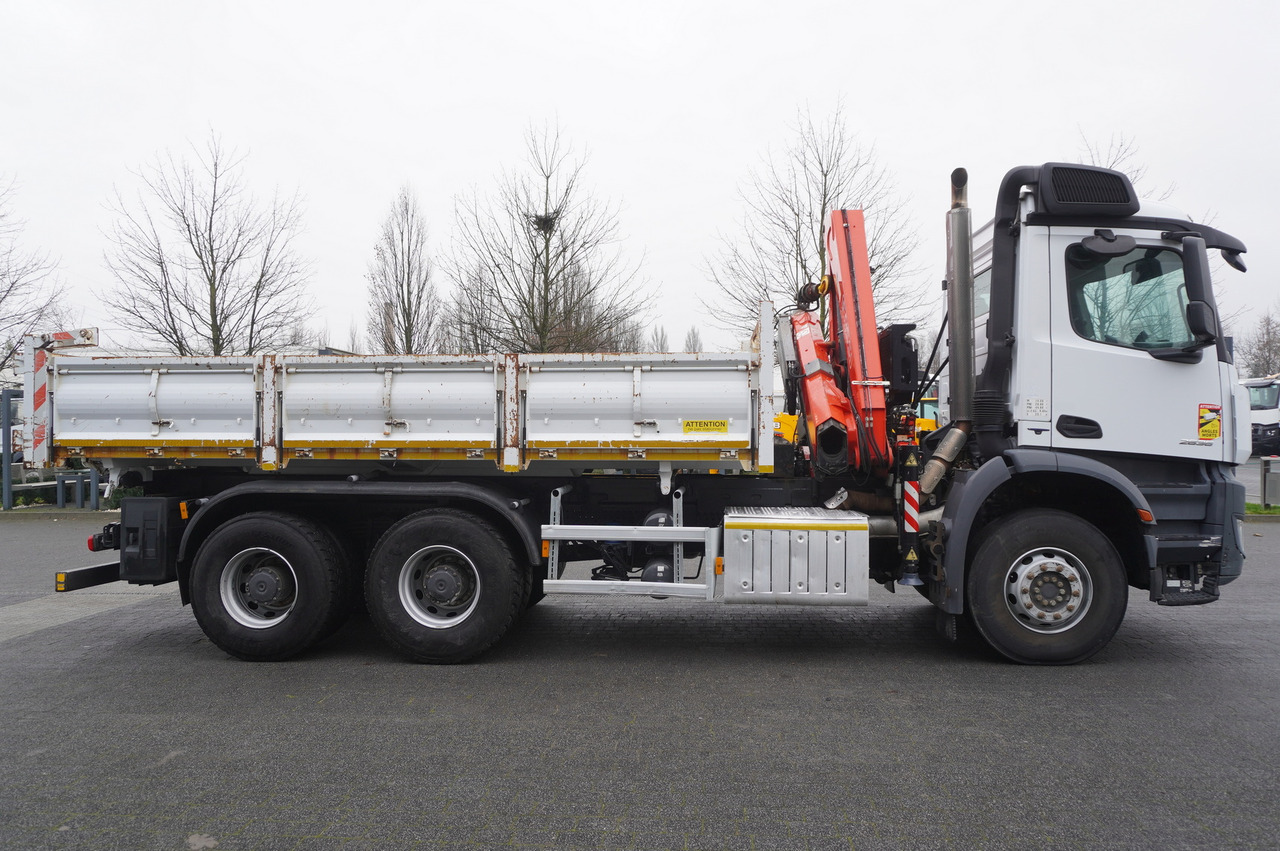 MERCEDES-BENZ Arocs 2636 6x4 / 2-way tipper / Fassi F135A.0.23 / remote control / Rotator - Caminhão basculante, Caminhão grua: foto 3 MERCEDES-BENZ Arocs 2636 6x4 / 2-way tipper / Fassi F135A.0.23 / remote control / Rotator - Caminhão basculante, Caminhão grua: foto 3