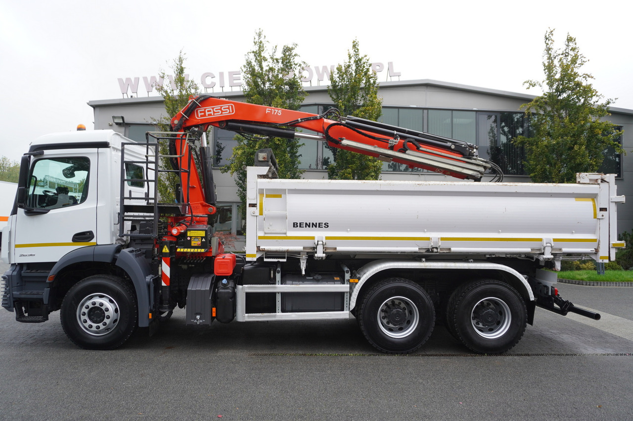 MERCEDES-BENZ Arocs 2636 6x4 / Fassi F175 / 7.7 t / 10 m / 2-side tipper / Bortmatic - Caminhão basculante, Caminhão grua: foto 3 MERCEDES-BENZ Arocs 2636 6x4 / Fassi F175 / 7.7 t / 10 m / 2-side tipper / Bortmatic - Caminhão basculante, Caminhão grua: foto 3