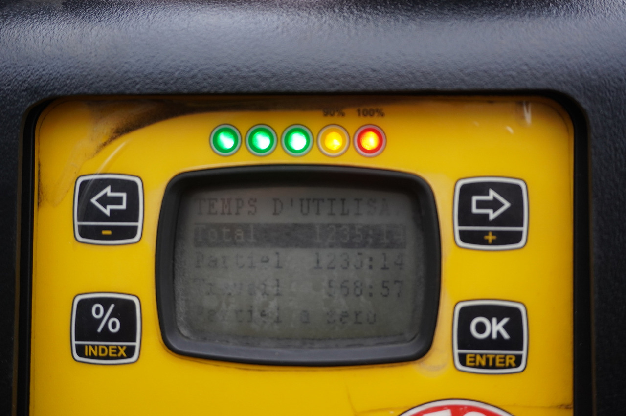 RENAULT C280 DTI 8 / FASSI crane 5.6 T / 560 MTH / Remote control / Rotator / Flatbed 15 EPAL - Camião de caixa aberta/ Plataforma, Caminhão grua: foto 2 RENAULT C280 DTI 8 / FASSI crane 5.6 T / 560 MTH / Remote control / Rotator / Flatbed 15 EPAL - Camião de caixa aberta/ Plataforma, Caminhão grua: foto 2