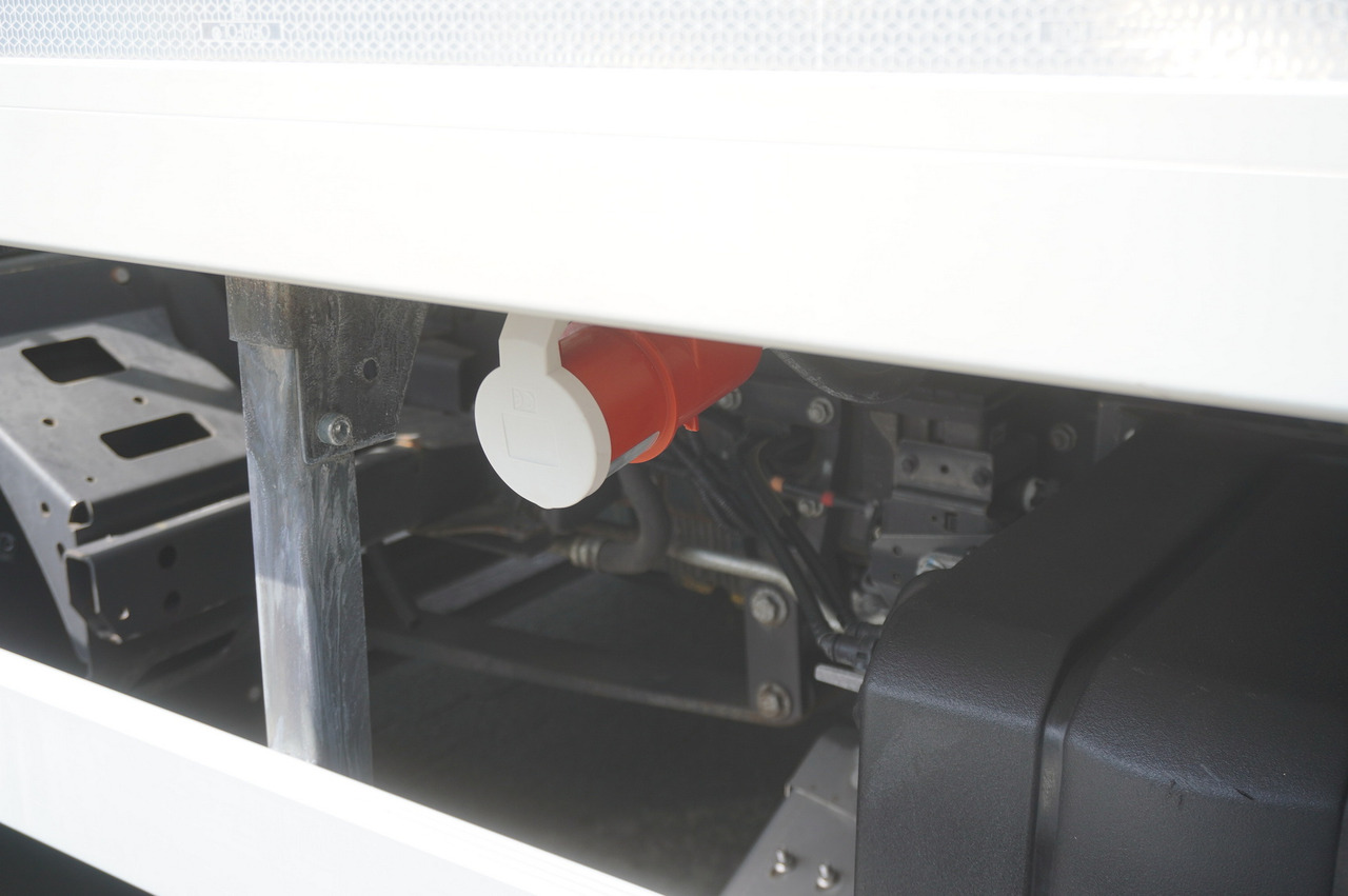 Caminhão frigorífico para transporte de carne RENAULT D13 / 90 tho km !!! / Meat hook refrigerator / Thermoking T800R / 2 units: foto 11 Caminhão frigorífico para transporte de carne RENAULT D13 / 90 tho km !!! / Meat hook refrigerator / Thermoking T800R / 2 units: foto 11