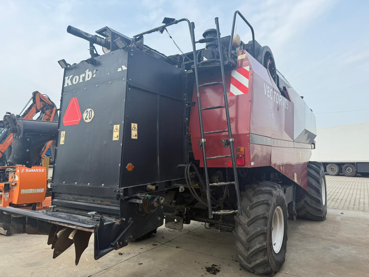 ROSTSELMASH VECTOR 425 RSM-101 grain harvester + Header 5 m + rapeseed harvesting extension / 2300 MTH - Ceifeira debulhadora: foto 3 ROSTSELMASH VECTOR 425 RSM-101 grain harvester + Header 5 m + rapeseed harvesting extension / 2300 MTH - Ceifeira debulhadora: foto 3