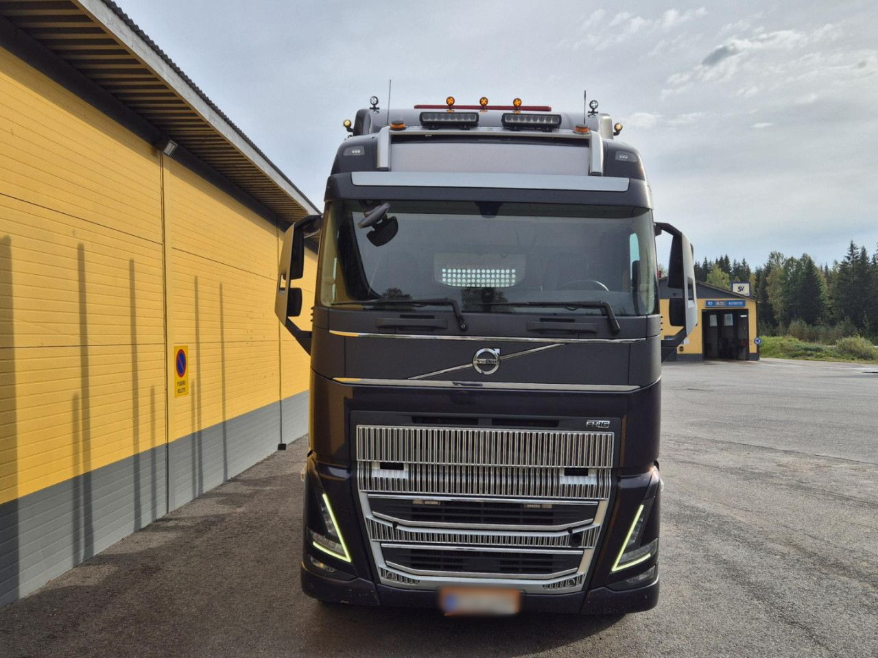 VOLVO FH 750 8x4 / 2 lifted axles / timber truck - Caminhão chassi: foto 5 VOLVO FH 750 8x4 / 2 lifted axles / timber truck - Caminhão chassi: foto 5