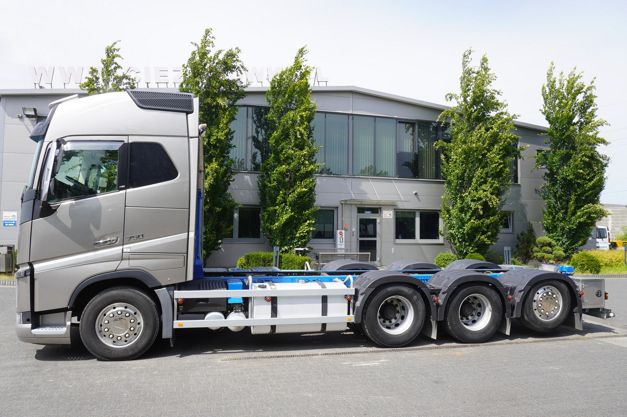 VOLVO FH16 750 8x4x4 / 750 HP! / Frame 685 cm / Steered 4th axle - Caminhão chassi: foto 3 VOLVO FH16 750 8x4x4 / 750 HP! / Frame 685 cm / Steered 4th axle - Caminhão chassi: foto 3