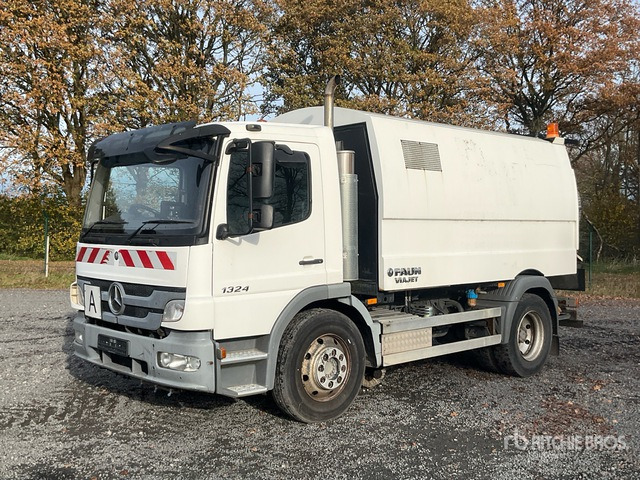 Varredora urbana 2013 Mercedes-Benz 1324 4x2 Sweeper Truck: foto 1