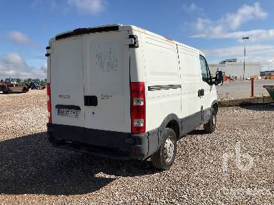 IVECO 35S10 4x2 - Caminhão furgão: foto 3 IVECO 35S10 4x2 - Caminhão furgão: foto 3
