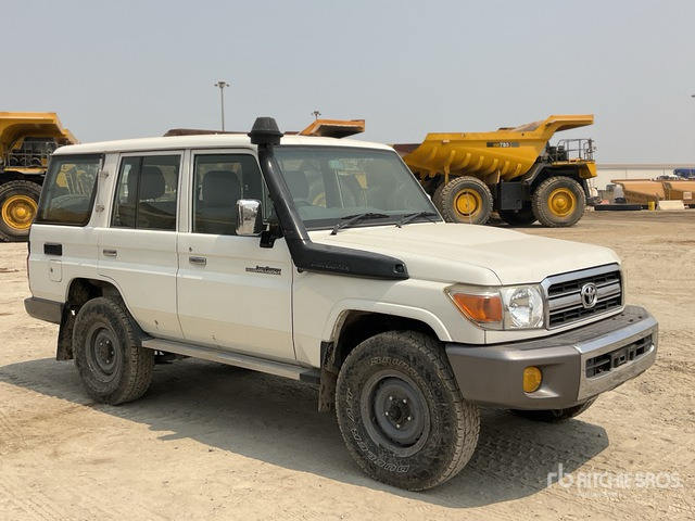 2011 Toyota Land Cruiser LX 76R 4x4 SUV - SUV: foto 2 2011 Toyota Land Cruiser LX 76R 4x4 SUV - SUV: foto 2