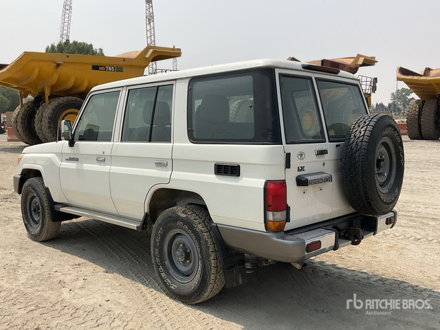 2011 Toyota Land Cruiser LX 76R 4x4 SUV - SUV: foto 3 2011 Toyota Land Cruiser LX 76R 4x4 SUV - SUV: foto 3