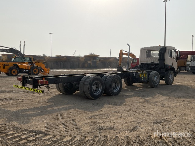 2014 FAW CA1313P 8x4 Twin-Steer Cab and Chassis - Caminhão chassi: foto 3 2014 FAW CA1313P 8x4 Twin-Steer Cab and Chassis - Caminhão chassi: foto 3
