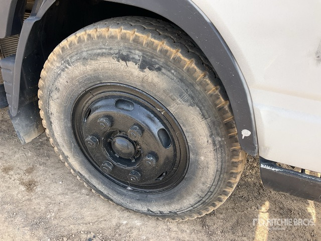 2014 Mitsubishi 4x2 Crew Cab Flatbed Truck - Camião de caixa aberta/ Plataforma: foto 5 2014 Mitsubishi 4x2 Crew Cab Flatbed Truck - Camião de caixa aberta/ Plataforma: foto 5