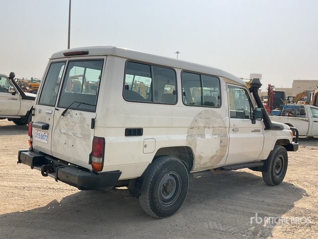 2014 Toyota Land Cruiser 78L 4x4 SUV - SUV: foto 3 2014 Toyota Land Cruiser 78L 4x4 SUV - SUV: foto 3