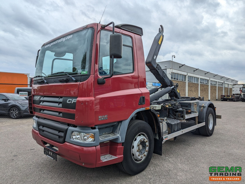 DAF CF75.250 4x2 Dagcab Euro3 - Handgeschakeld - Haakarm 16T - Bladgeveerd - Caminhão polibenne: foto 1 DAF CF75.250 4x2 Dagcab Euro3 - Handgeschakeld - Haakarm 16T - Bladgeveerd - Caminhão polibenne: foto 1