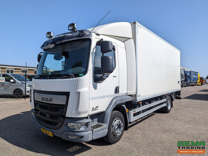 DAF LF 210 FA 4x2 Slaapcab Euro6 - Koelbak 5.5M + Konvekta/Solar-Koeler + Laadklep 1500KG - Zijdeur - 08/2025 APK - Caminhão frigorífico: foto 1 DAF LF 210 FA 4x2 Slaapcab Euro6 - Koelbak 5.5M + Konvekta/Solar-Koeler + Laadklep 1500KG - Zijdeur - 08/2025 APK - Caminhão frigorífico: foto 1