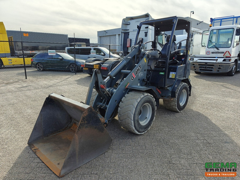 Giant V452T 3585 uren - Wiellader - Landbouw Kenteken - Vangmuil - Grondbak - Non-Marking Banden - Mini carregadeira de esteiras: foto 1 Giant V452T 3585 uren - Wiellader - Landbouw Kenteken - Vangmuil - Grondbak - Non-Marking Banden - Mini carregadeira de esteiras: foto 1