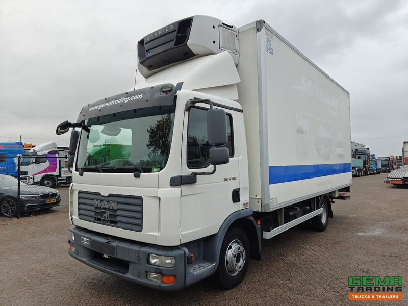 MAN TGL 12.180 4x2 Dagcabine Euro4 - Koel-Vriesbak 5.5m - Carrier Supra 850Mt - Laadklep 1500KG - 02/2026 APK - Caminhão frigorífico: foto 1 MAN TGL 12.180 4x2 Dagcabine Euro4 - Koel-Vriesbak 5.5m - Carrier Supra 850Mt - Laadklep 1500KG - 02/2026 APK - Caminhão frigorífico: foto 1