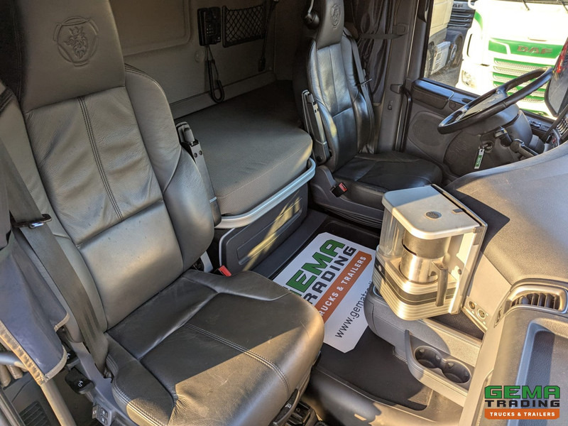 Fotografia de interior 1: Tractor Scania R730 6x4 Highline Euro6 - V8 - Retarder - RVS Kist - Schuifschotel