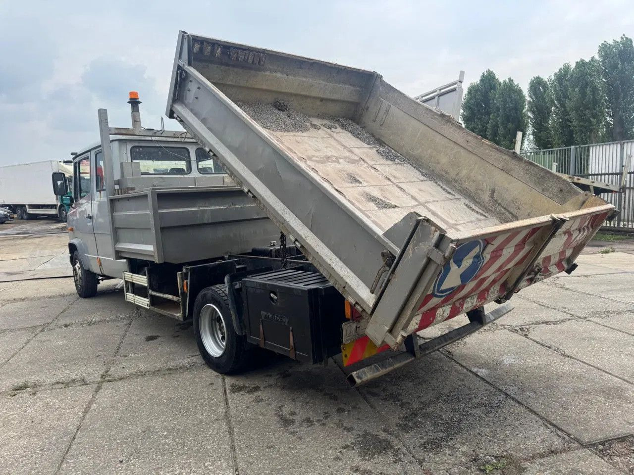 Mercedes-Benz VARIO 815 4X2 Dubbel cabine Tipper Spring/Spring - Caminhão basculante: foto 3 Mercedes-Benz VARIO 815 4X2 Dubbel cabine Tipper Spring/Spring - Caminhão basculante: foto 3