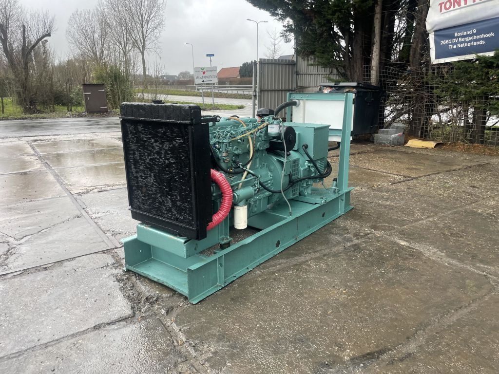 Perkins 85 KVA Generator 3 Phase Perkins 85 KVA Generator 3 Phase - Gerador elétrico: foto 2 Perkins 85 KVA Generator 3 Phase Perkins 85 KVA Generator 3 Phase - Gerador elétrico: foto 2