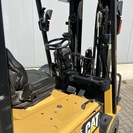 Caterpillar EP25K-PAC - Empilhadeira elétrica: foto 3 Caterpillar EP25K-PAC - Empilhadeira elétrica: foto 3
