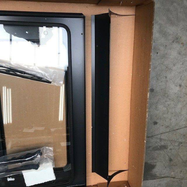 FRONT + ROOF PANEL FOR KOMATSU - Vidro e peças de Equipamento de movimentação: foto 5 FRONT + ROOF PANEL FOR KOMATSU - Vidro e peças de Equipamento de movimentação: foto 5