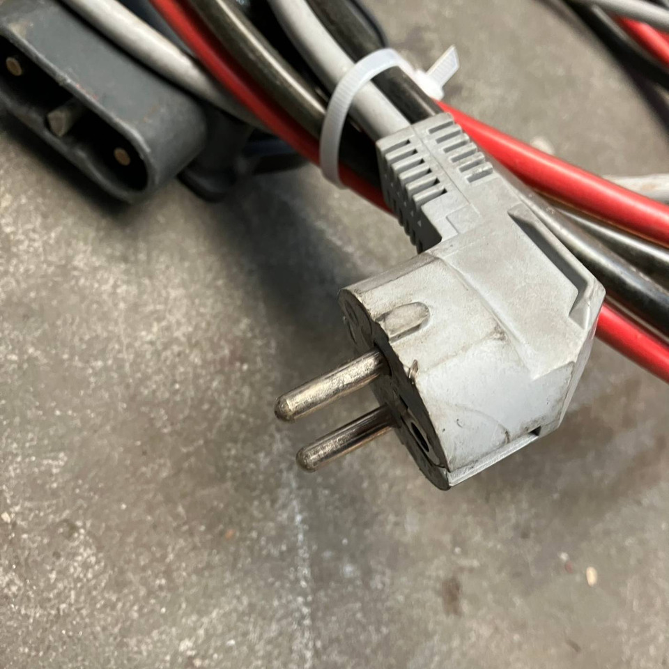 Hawker 24V/35A - Peça de reposição de Equipamento de movimentação: foto 3 Hawker 24V/35A - Peça de reposição de Equipamento de movimentação: foto 3