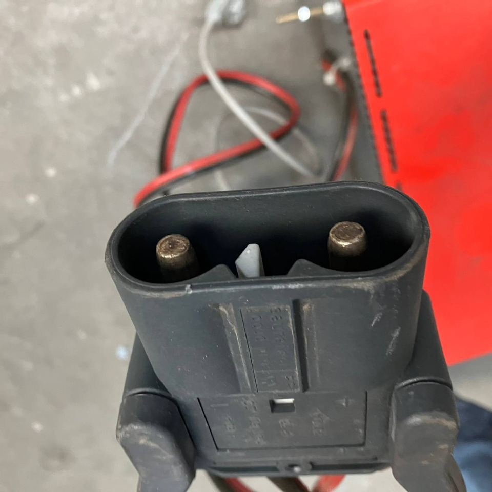 Hawker 24V/40A - Peça de reposição de Equipamento de movimentação: foto 3 Hawker 24V/40A - Peça de reposição de Equipamento de movimentação: foto 3