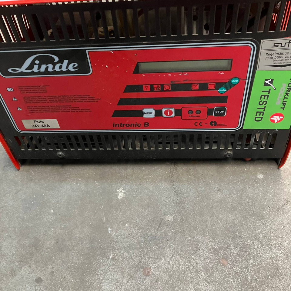 Hawker 24V/40A - Peça de reposição de Equipamento de movimentação: foto 2 Hawker 24V/40A - Peça de reposição de Equipamento de movimentação: foto 2