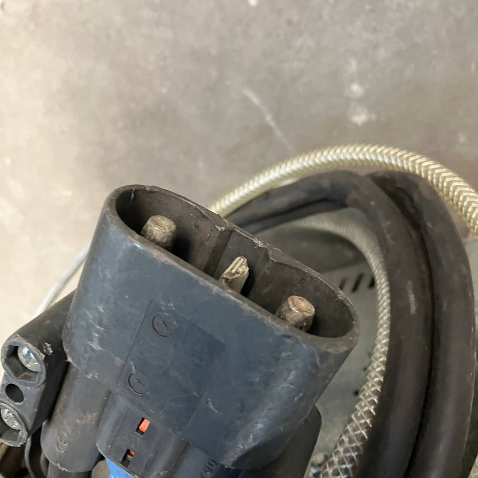 Hawker 24V/70A - Peça de reposição de Equipamento de movimentação: foto 3 Hawker 24V/70A - Peça de reposição de Equipamento de movimentação: foto 3