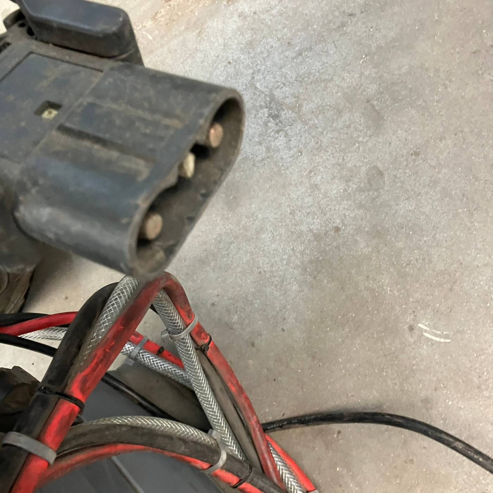 Hawker 24V/72A Lifetech TC1LT - Peça de reposição de Equipamento de movimentação: foto 4 Hawker 24V/72A Lifetech TC1LT - Peça de reposição de Equipamento de movimentação: foto 4