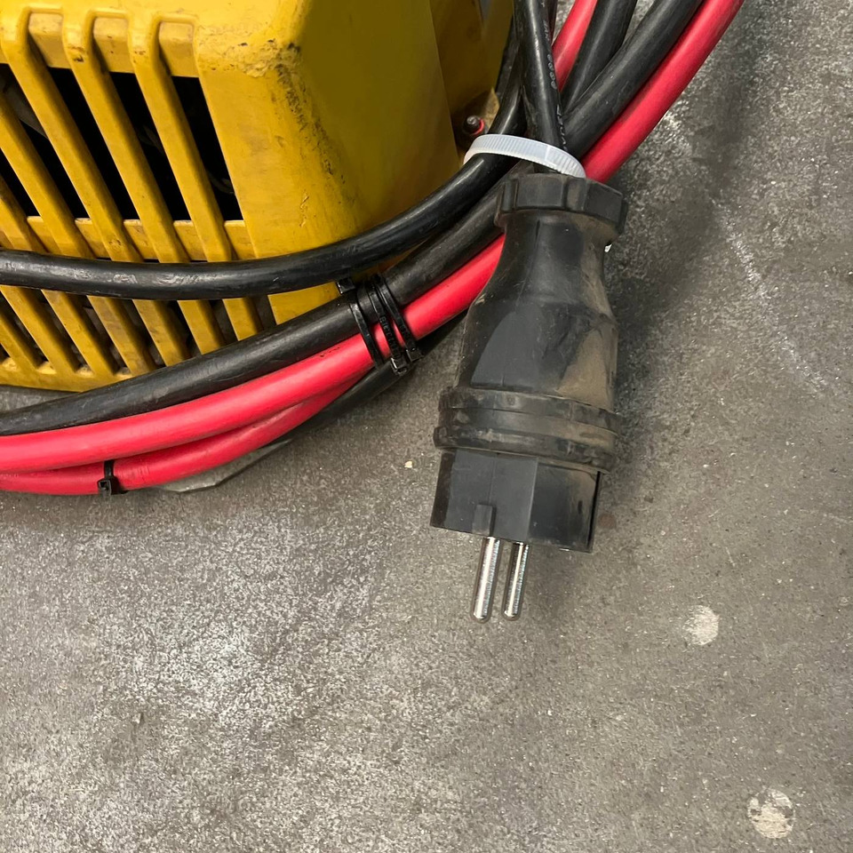 Hawker 24V/80A - Peça de reposição de Equipamento de movimentação: foto 5 Hawker 24V/80A - Peça de reposição de Equipamento de movimentação: foto 5